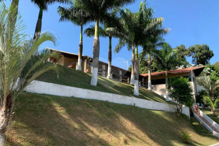 Chácara à venda ou para alugar com 5 quartos, sendo 4 suítes,  em Ouro Fino, Santa Isabel, SP