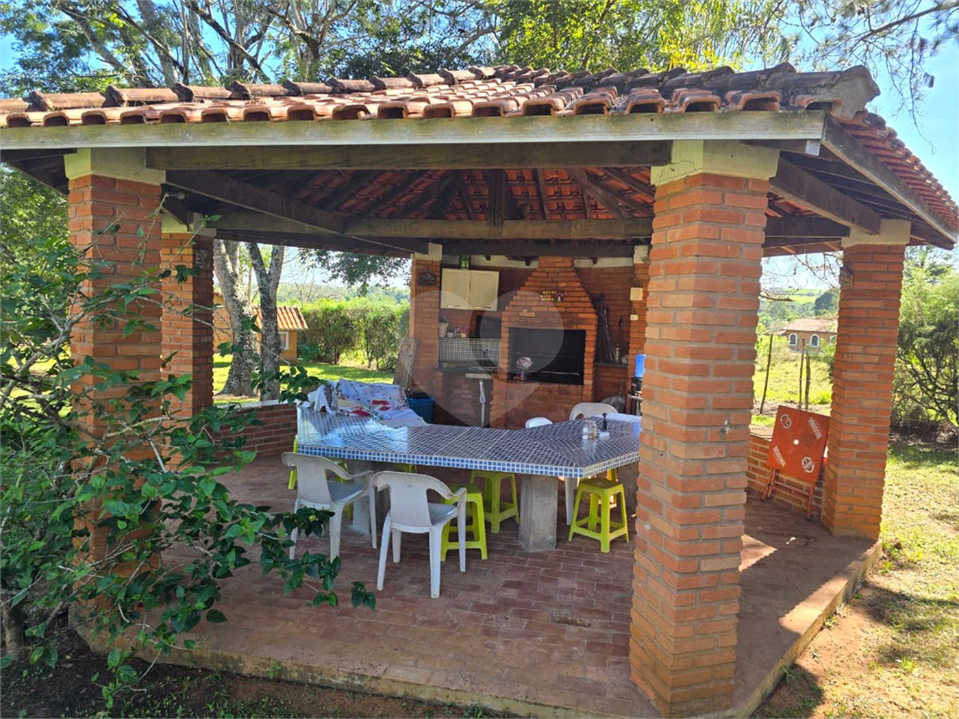 Chácara à venda com 4 quartos, sendo 1 suíte, em Cercadinho, Alambari, SP