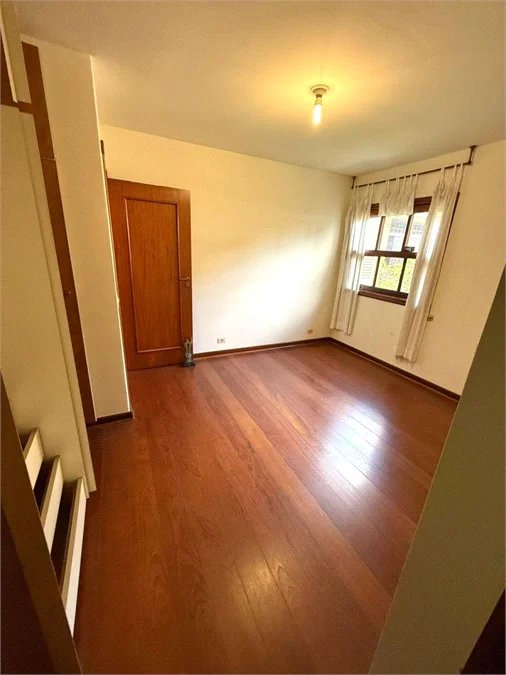 Sobrado à venda com 5 quartos, sendo 3 suítes, em Jardim Leonor, São Paulo, SP