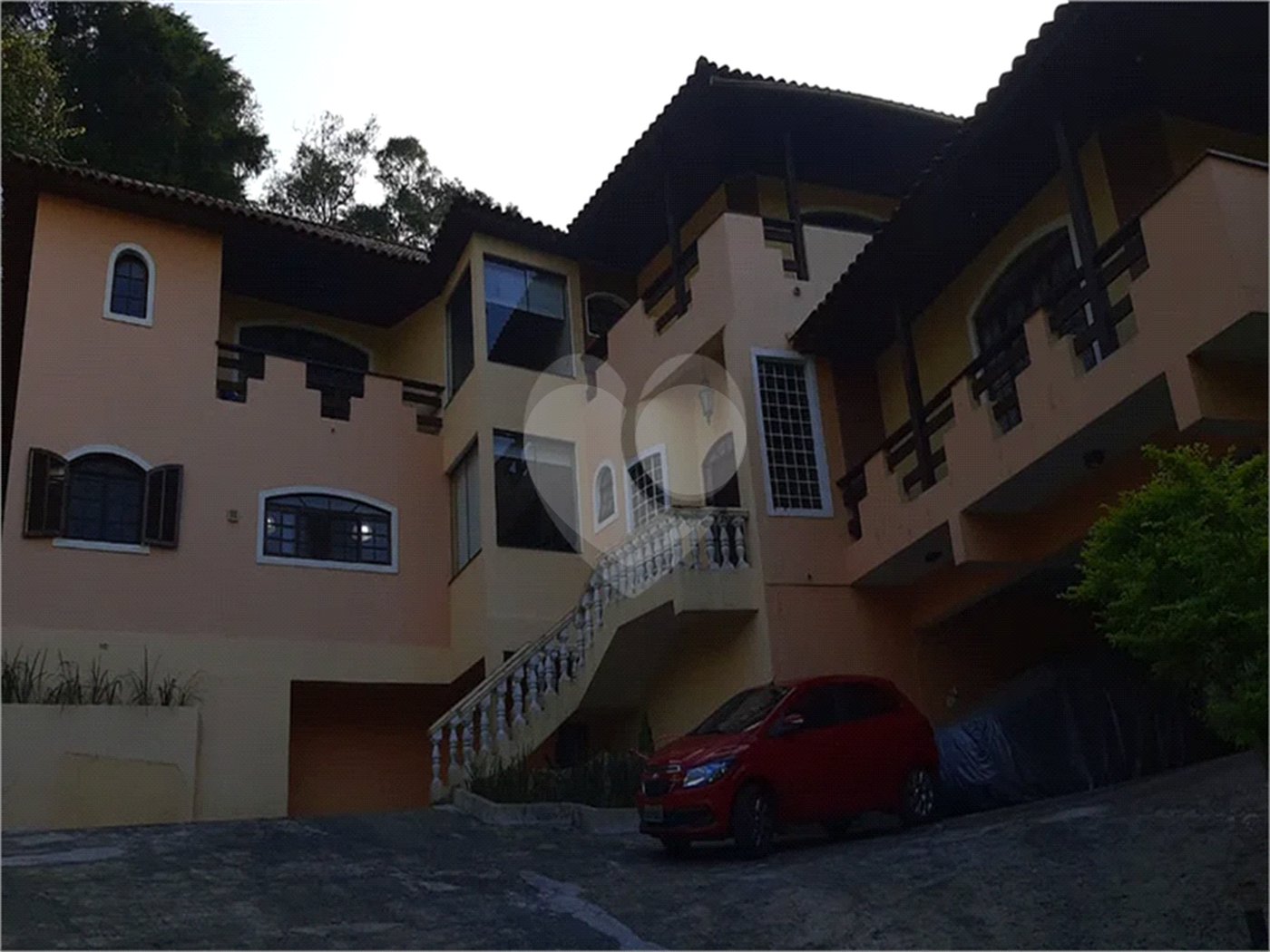 Casa à venda com 6 quartos, sendo 4 suítes, no condomínio Alpes da Cantareira, Mairiporã - SP