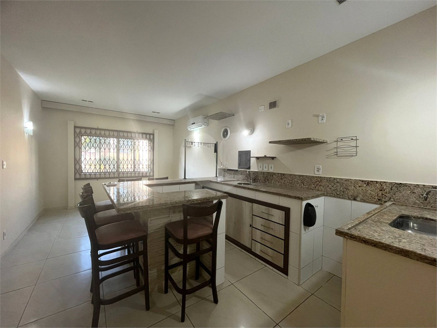 Casa à venda com 2 quartos, sendo 1 suíte, no condomínio Residencial Vale das Palmeiras, Rio de Janeiro - RJ