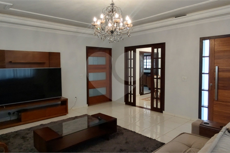 Casa à venda com 4 suítes no Centro, Extrema, MG