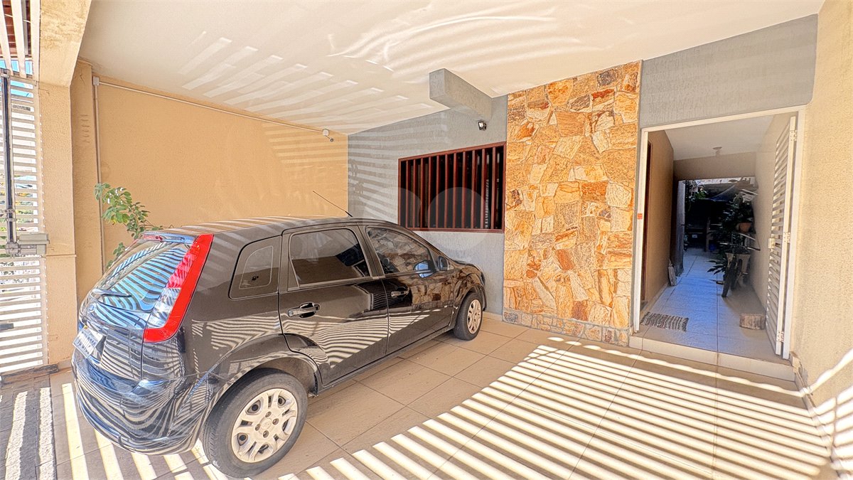 Sobrado à venda com 3 quartos, sendo 1 suíte, em Jardim São Guilherme, Sorocaba, SP