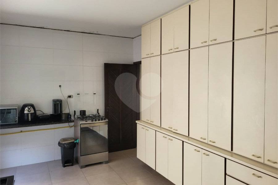 Sobrado com 14 metros de frente , na Região do Jardim Guapira , próximo ao Clube Guapira com 5 dormitórios, sendo 3 suíte com armários embutidos ,banheiro social, Sala para 2 ambientes, escritório com banheiro .cozinha ampla com armários, área de serviço ,dispensa, quintal com banheiro externo c