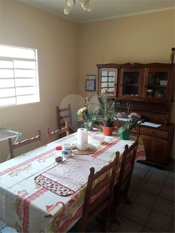 Ampla casa no condomÍnio Parque Fehr, contendo: