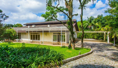 Casa para alugar com 4 suítes no condomínio Chácara Flora, São Paulo - SP