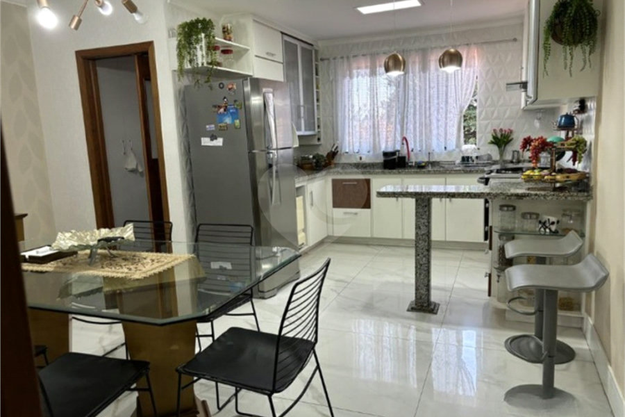 Sobrado à venda com 4 quartos, sendo 1 suíte, em Vila Floresta, Santo André, SP