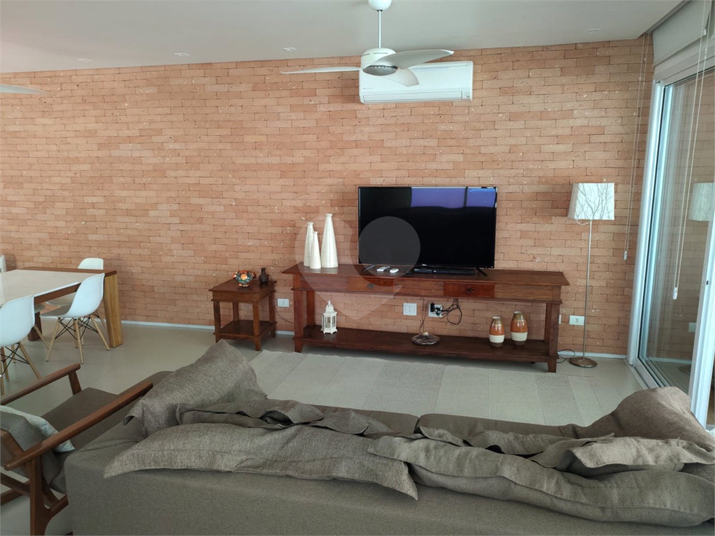 Casa à venda ou para alugar com 4 suítes no condomínio Sambaqui, São Sebastião - SP