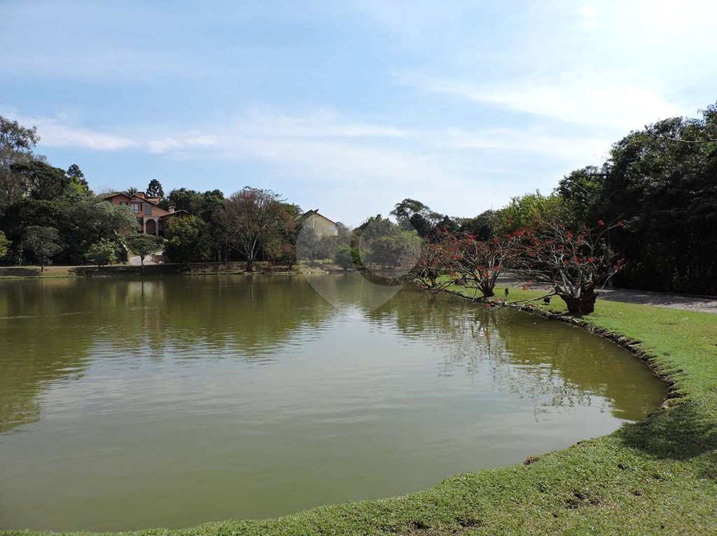 Casa à venda com 4 quartos, sendo 2 suítes,  no condomínio Granja Vianna II, Cotia - SP