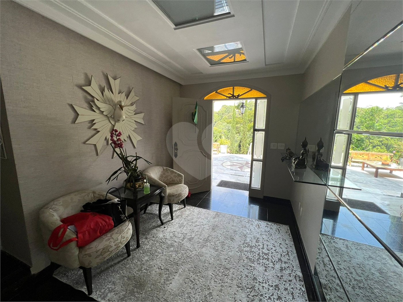 Casa à venda com 6 quartos, sendo 5 suítes, no condomínio Alpes da Cantareira, Mairiporã - SP