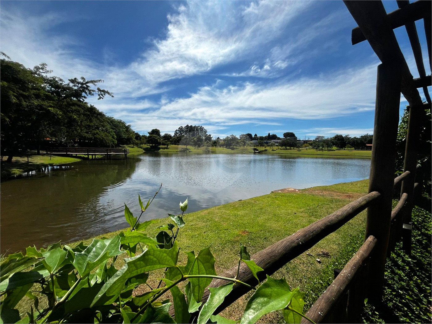 Casa à venda com 3 quartos, sendo 1 suíte, no condomínio Lago dos Ipês, Itapetininga - SP