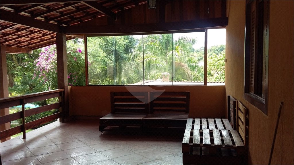 Casa à venda com 6 quartos, sendo 4 suítes, no condomínio Recanto dos Palmares, Atibaia - SP
