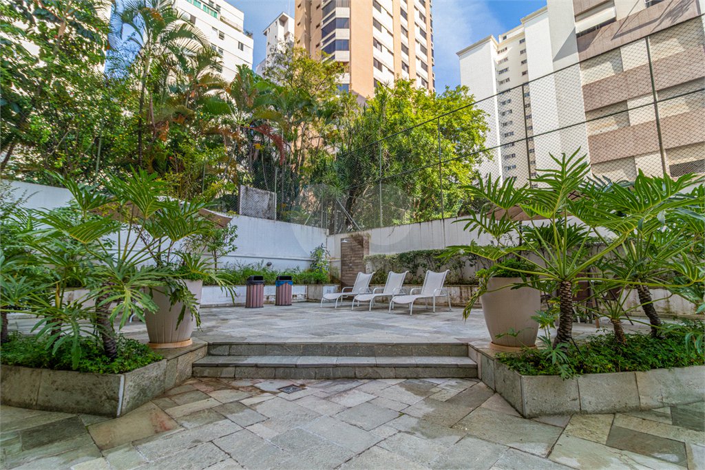 Apartamento à venda com 3 quartos, sendo 1 suíte, em Moema, São Paulo, SP