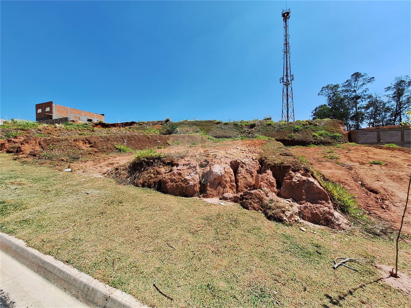 Terreno à venda com 1 suíte no condomínio Comercial Independência, Vinhedo - SP