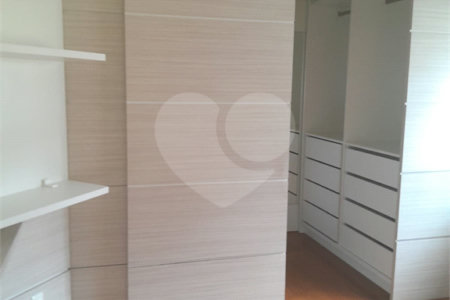 Casa à venda ou para alugar com 4 suítes em Chácaras São Carlos, Cotia, SP
