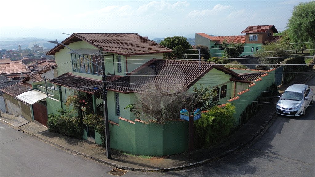 Casa à venda com 3 quartos, sendo 1 suíte, no Centro, Extrema, MG