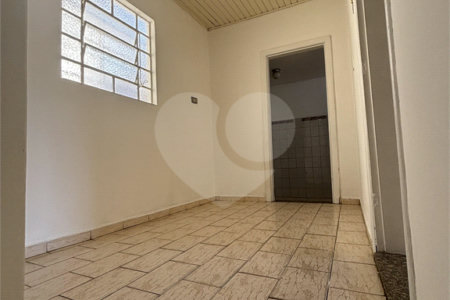 Casa com 132m² de terreno, 2 dormitórios, 2 vagas de garagem e próximo ao metrô.