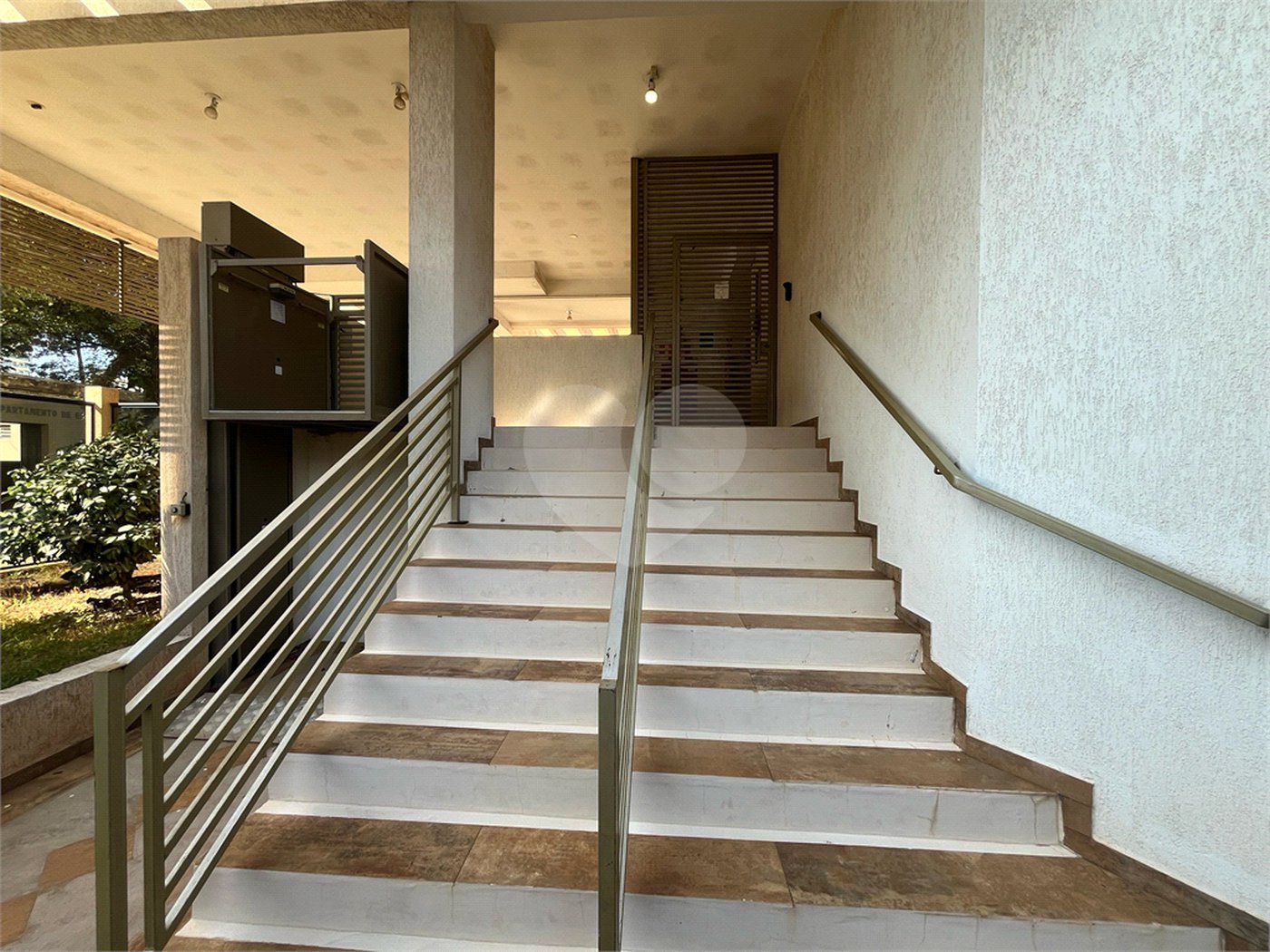 Apartamento mobiliado com 2 dormitórios sendo 1 suíte
