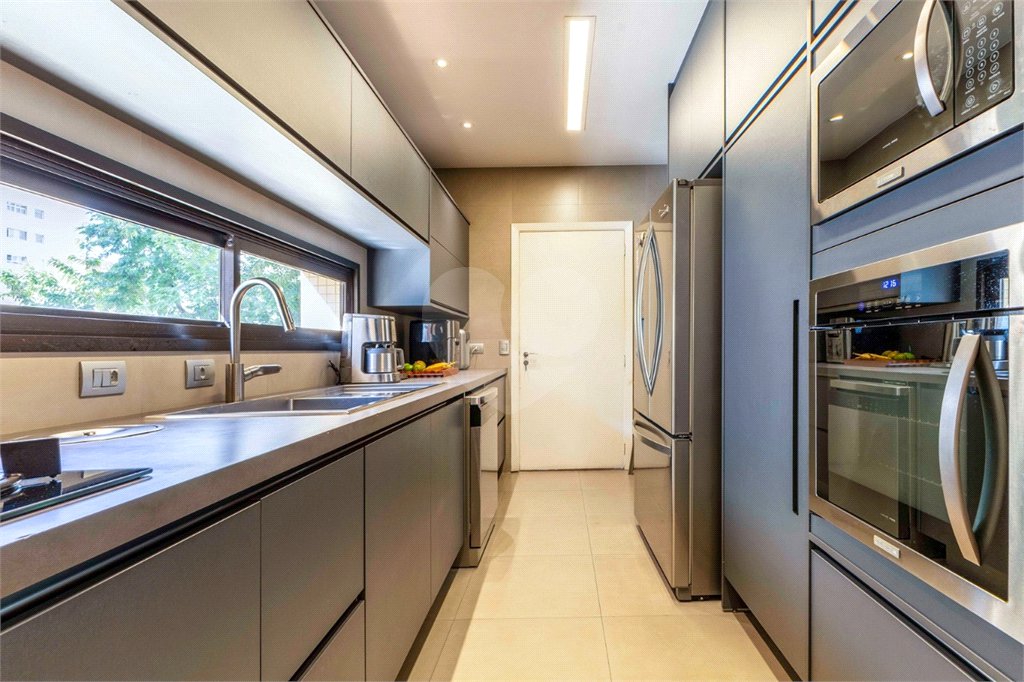 Apartamento à venda com 4 quartos, sendo 3 suítes, em Moema, São Paulo, SP