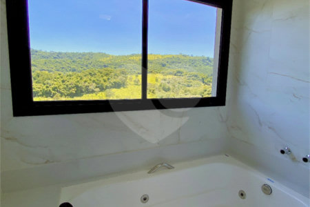 Casa à venda com 3 quartos, sendo 2 suítes, no condomínio Residencial Marchant Buarque, Atibaia - SP