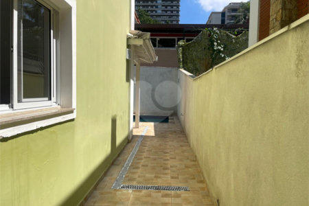 Casa à venda com 4 quartos, sendo 2 suítes,  no condomínio Village Place, São Paulo - SP