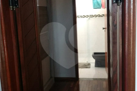 Sobrado com 4 dormitórios, sendo 1 suíte.