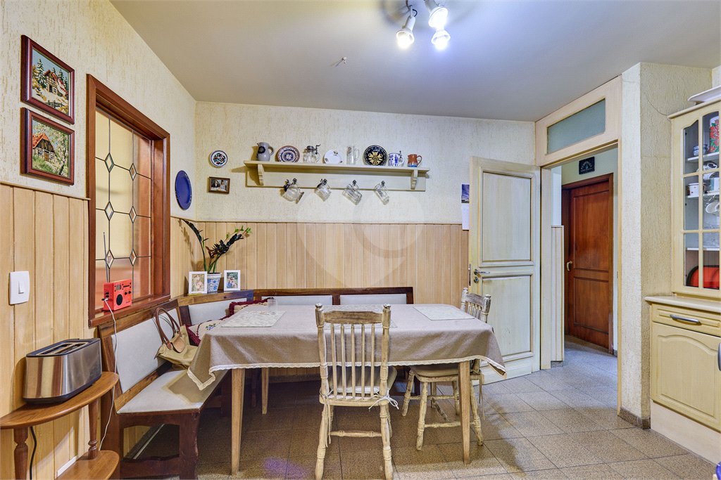 Casa à venda com 4 quartos, sendo 2 suítes, em Jardim Cordeiro, São Paulo, SP