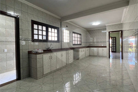 Sobrado à venda com 3 quartos, sendo 1 suíte, em Conjunto Habitacional Brás Cubas, Mogi das Cruzes, SP