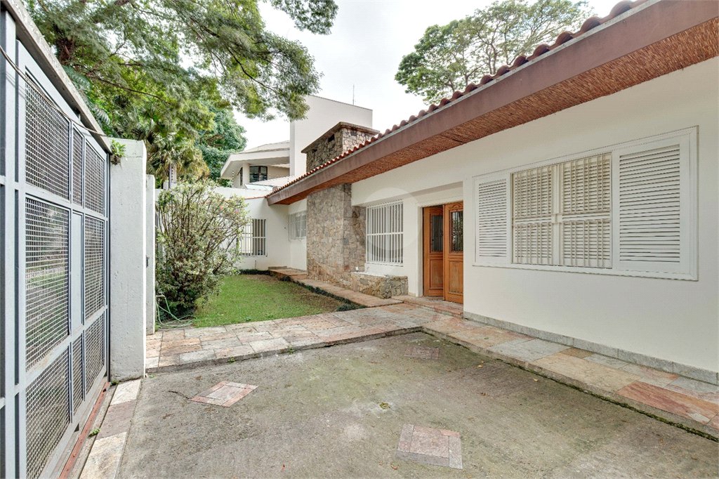 Casa de Vila à venda ou para alugar com 3 suítes em Alto da Boa Vista, São Paulo, SP