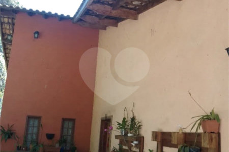Casa à venda com 4 quartos, sendo 1 suíte, no condomínio Quinta da Cachoeira, Embu das Artes - SP