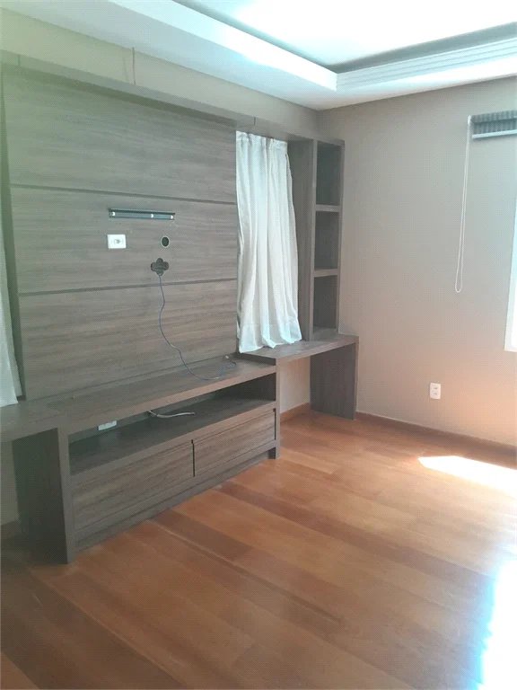 Casa à venda ou para alugar com 4 suítes em Chácaras São Carlos, Cotia, SP