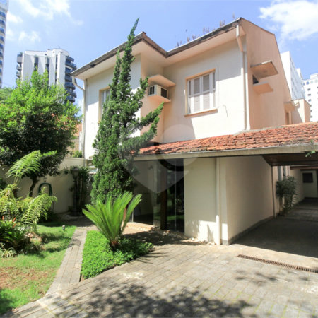 Casa à venda com 3 quartos, sendo 1 suíte, em Indianópolis, São Paulo, SP