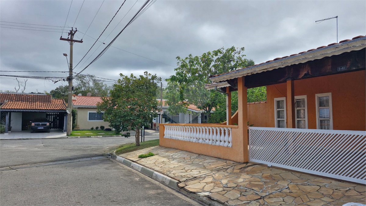 Casa para alugar com 3 quartos, sendo 1 suíte, no condomínio Santa Mônica, Atibaia - SP