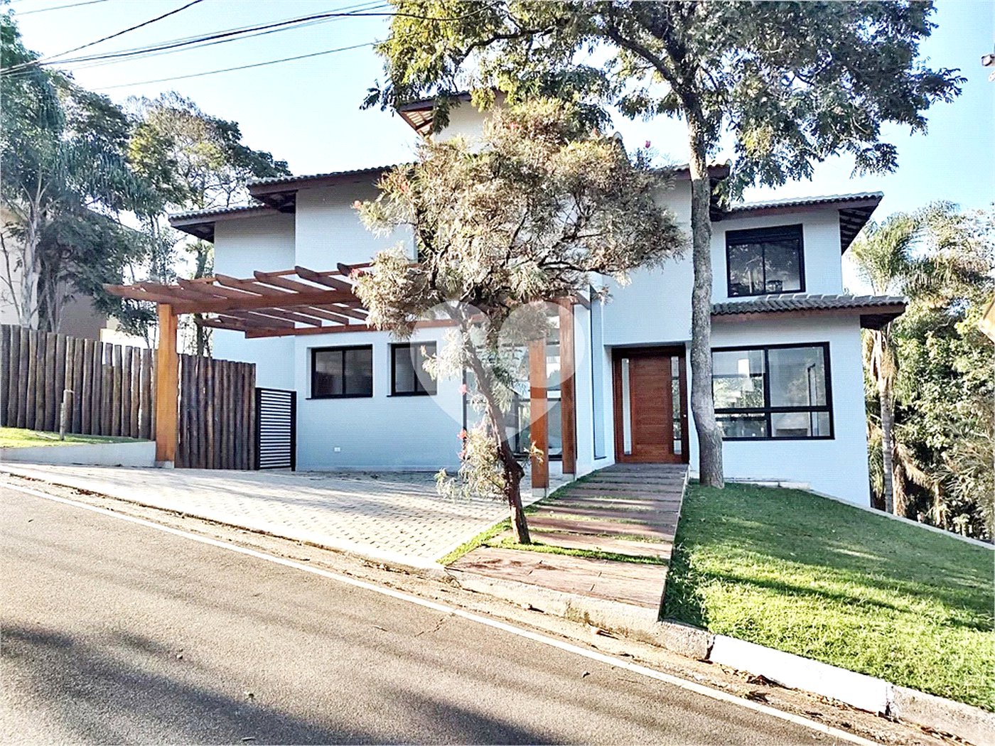 Casa à venda com 4 quartos, sendo 3 suítes, no condomínio Cantareira, Mairiporã - SP