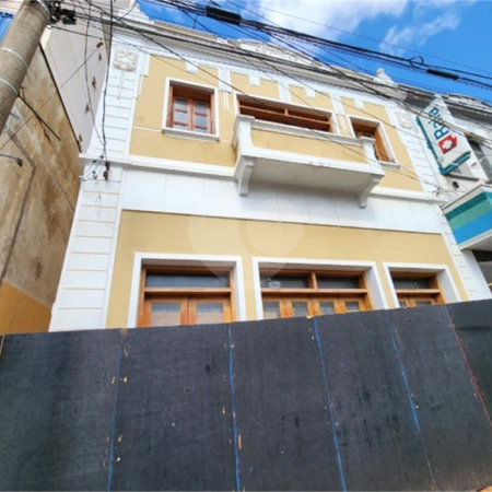 Sobrado á venda localizado no centro.