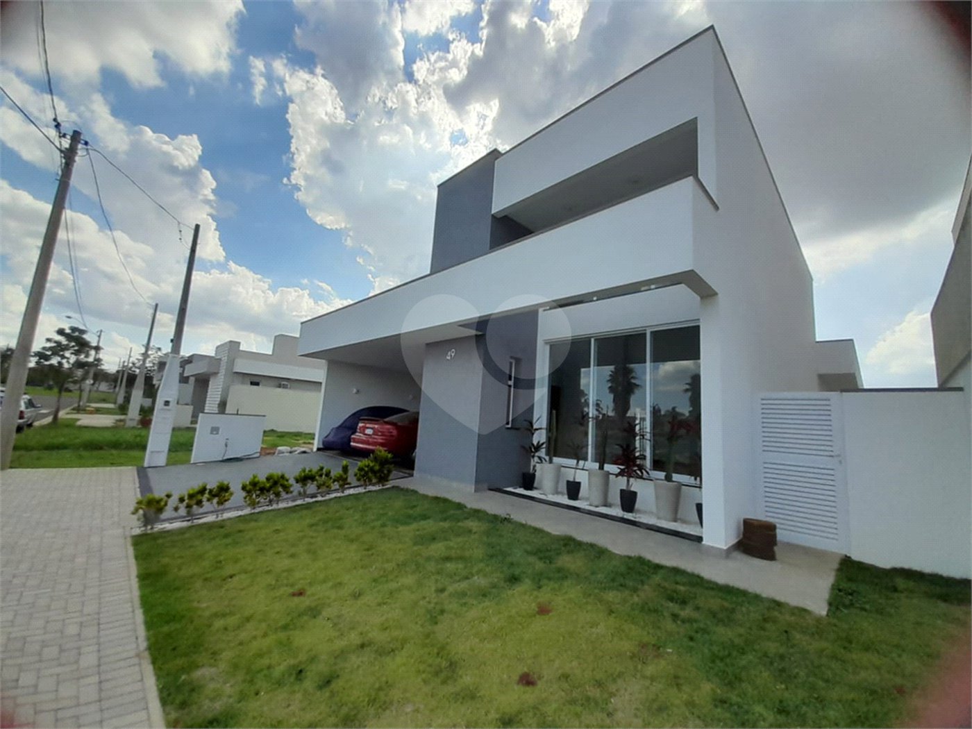 Belíssima Casa à Venda no Condomínio Damha IV