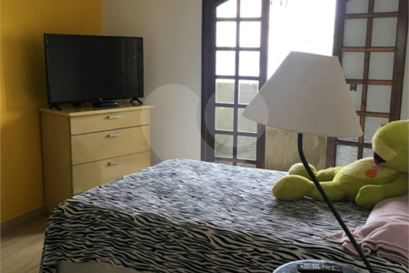 Sobrado à venda com 3 suítes em Vila Nivi, São Paulo, SP