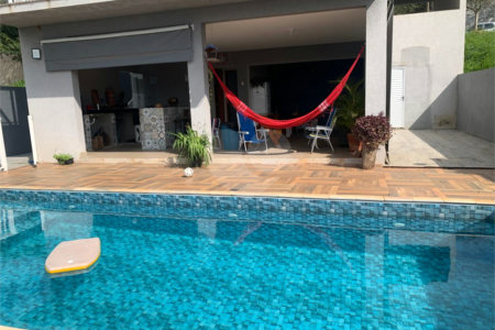 Casa à venda com 3 quartos, sendo 1 suíte, no condomínio Residencial Ponderosa, São Roque - SP