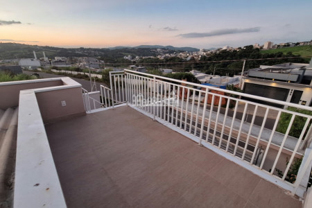 Casa à venda com 3 quartos, sendo 1 suíte, em Residencial Jardins da Catalunha, Atibaia, SP
