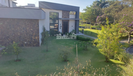 Casa à venda com 4 quartos, sendo 2 suítes,  no condomínio Figueira Garden, Atibaia - SP