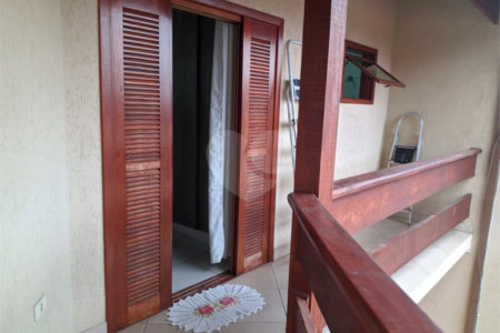 Sobrado à venda com 3 quartos, sendo 1 suíte,  em Jardim Vitória, Suzano, SP