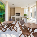 Apartamento de 106 m² no Auge Home Resort, porteira fechada, com 3 dormitórios, 1 suíte, varanda gourmet, 2 vagas, depósito e lazer completo.