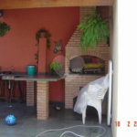 Casa com 3 dormitórios sendo 1 suíte, escritórios, 2 salas, cozinha, 3 vagas de garagem.