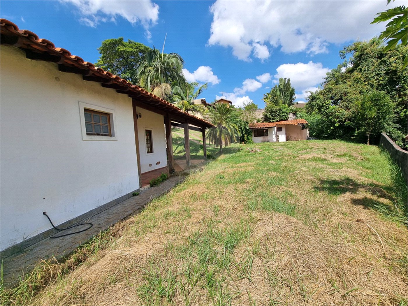 Casa à venda com 3 quartos, sendo 1 suíte, no condomínio São Joaquim, Vinhedo - SP