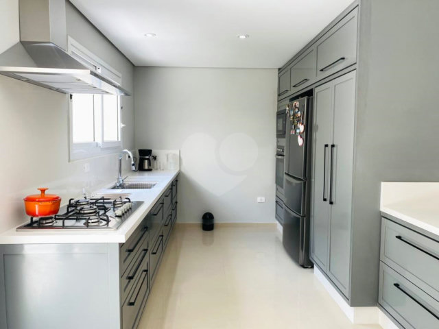 Casa à venda com 4 quartos, sendo 2 suítes,  no condomínio Residencial Vila Lagos, São Paulo - SP