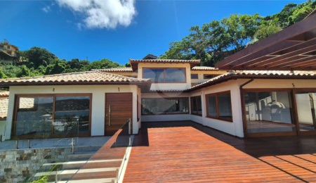 Casa à venda com 8 quartos, sendo 7 suítes,  em Ferradura, Armação dos Búzios, RJ