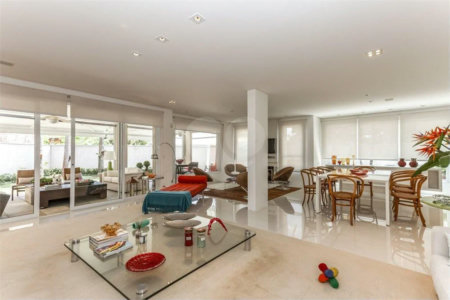Casa à venda com 5 quartos, sendo 3 suítes, em Jardim Leonor, São Paulo, SP