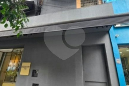 Prédio Comercial com 300m² , 3 pavimentos , refeitório , 2 banheiros , à venda no Brás.