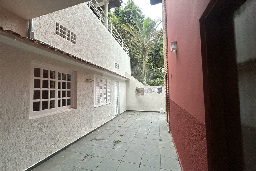 Casa em condomínio com 3 dormitórios, 01 suíte, garagem para 06 carros, área gourmet, piscina.