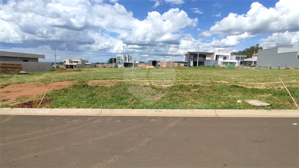 Lote à Venda em São Carlos, no Condomínio Villeneuve I